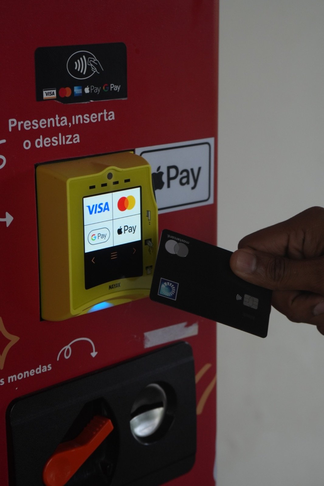 Pago sin contacto con tarjeta, Apple Pay y Google Pay en una máquina Snacks Depot